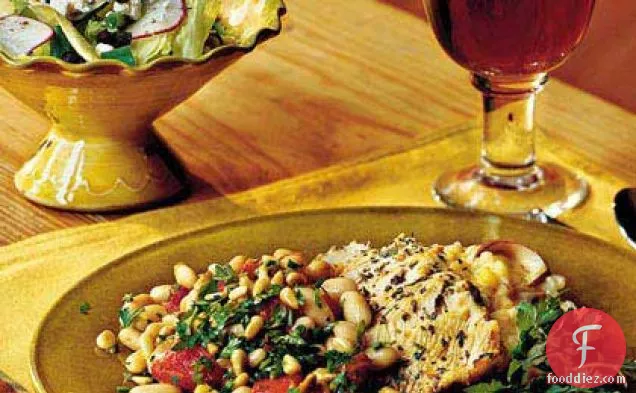 भुनी हुई मिर्च और बीन्स के साथ हर्ब टर्की स्ट्रिप्स