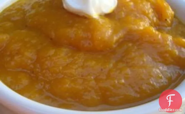 भुना हुआ बटरनट स्क्वैश, लहसुन और सेब का सूप