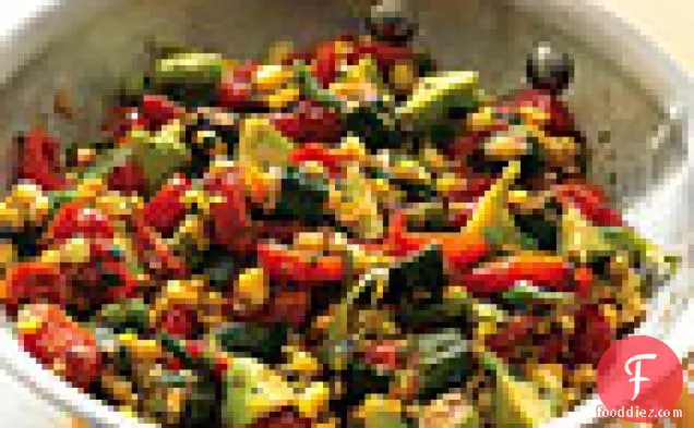 टमाटर, स्क्वैश और तली हुई भिंडी के साथ ताजा कॉर्न सौते