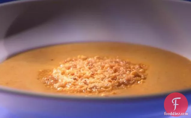 मलाईदार कद्दू का सूप के साथ Toasted हेज़लनट Frico