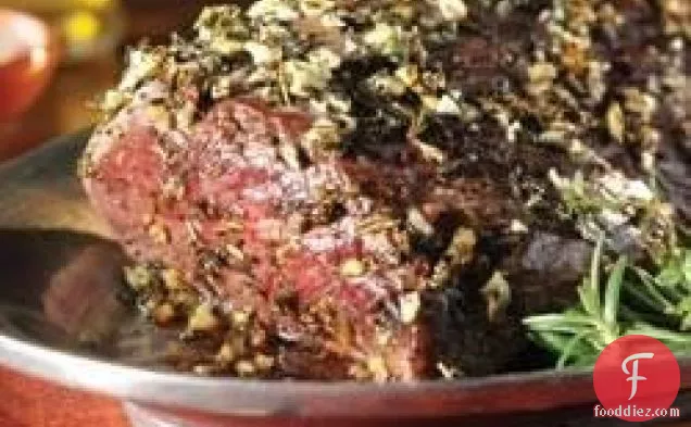 क्रीमी हॉर्सरैडिश सॉस के साथ हर्ब और गार्लिक रोस्ट टेंडरलॉइन