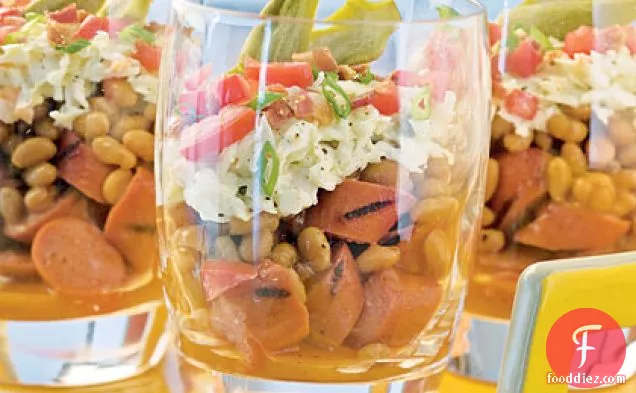 ग्रील्ड हॉट डॉग के साथ स्तरित बीबीक्यू सलाद