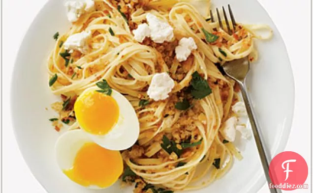 एक नरम अंडे के साथ अखरोट-ब्रेडक्रंब पास्ता