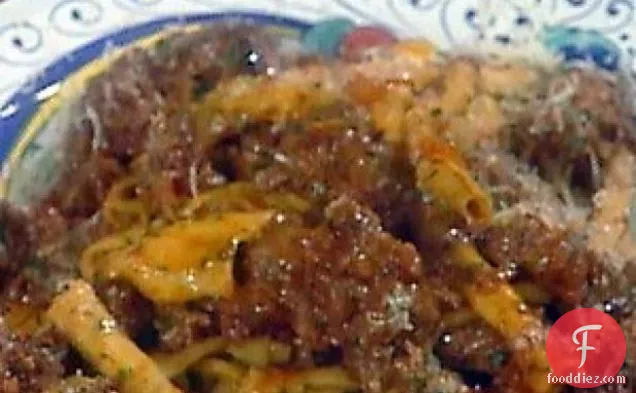 घास के आकार का पास्ता के साथ सॉसेज Ragu: Gramigne con la Salsiccia