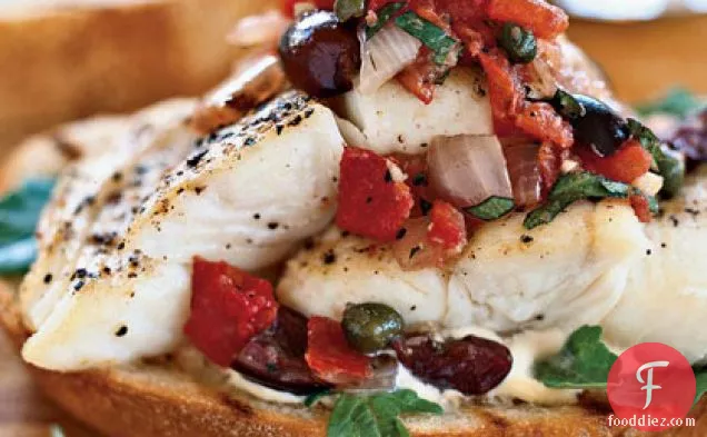 ग्रिल्ड पुट्टनेस्का साल्सा के साथ हलिबूट सैंडविच