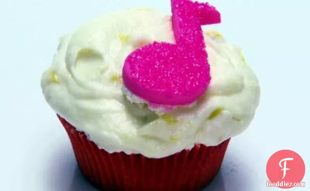 ऑरेंज क्रश्ड पाइनएप्पल व्हीप्ड क्रीम टॉपिंग के साथ ऑरेंज कपकेक