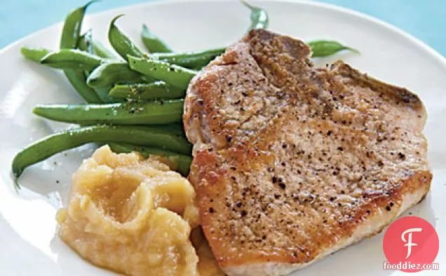 पैन-फ्राइड पोर्क चॉप्स और घर का बना सेब