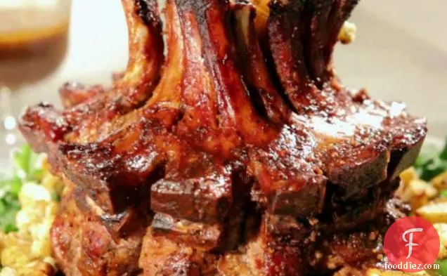 रॉयल ग्लेज़ और ग्रेवी के साथ पोर्क क्राउन रोस्ट