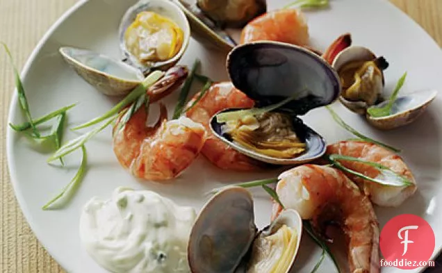 देवदार-उबले हुए झींगे और प्याज मेयोनेज़ के साथ क्लैम