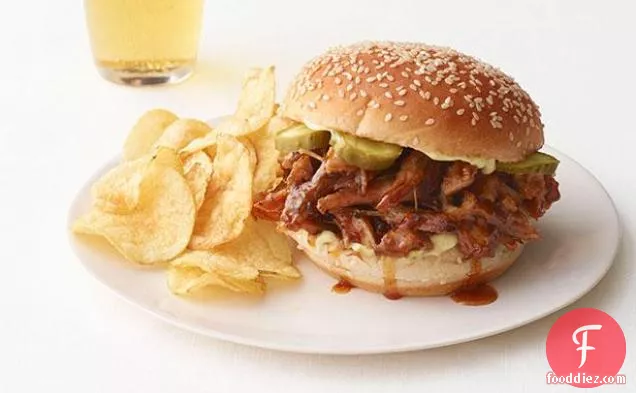 काजुन धीमी कुकर पोर्क खींचा