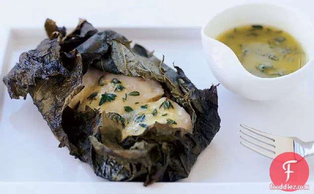 नींबू विनैग्रेट के साथ अंगूर के पत्तों में भुना हुआ हलिबूट