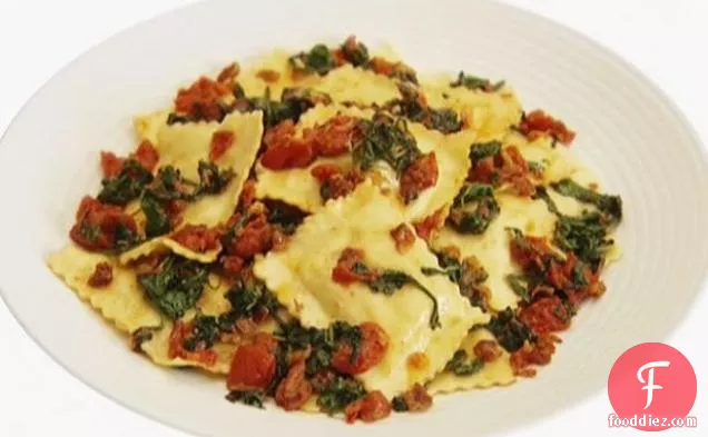 रैवियोली के साथ Arugula, टमाटर और Pancetta