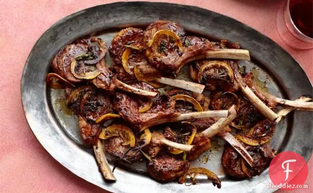 बेबी लैम्ब नींबू के साथ चॉप करता है