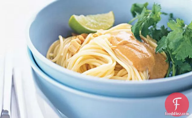 पीनट बटर ड्रेसिंग के साथ कोल्ड नूडल सलाद