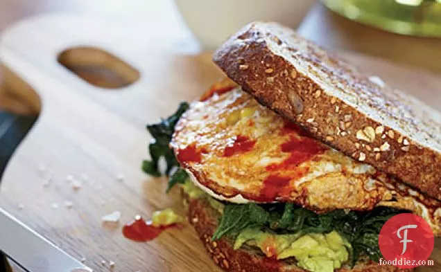 सरसों के साग और एवोकैडो के साथ अंडा सैंडविच