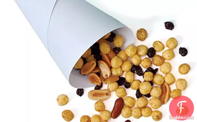 Peanut and Dried Fruit Snack Mix