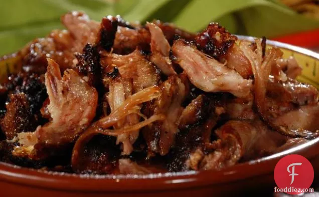 नापा गोभी स्लाव और केस्को फ्रेस्को के साथ धीमी स्मोक्ड पोर्क कंधे