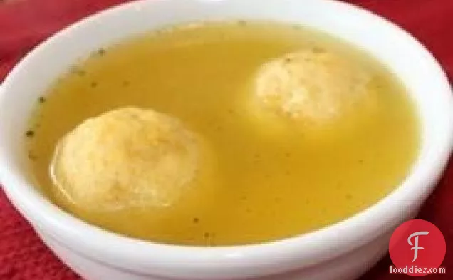 ओमा की शानदार Matzo गेंद सूप