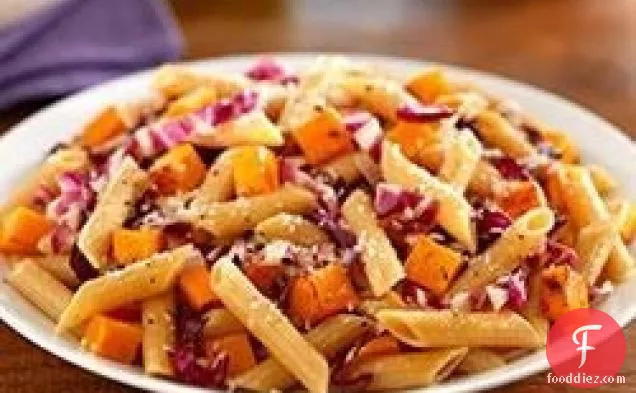 पूरे अनाज के साथ Penne Radicchio, Butternut स्क्वैश और Parmigiano-Reggiano पनीर