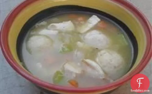 मट्ज़ो बॉल्स के साथ कोषेर चिकन सूप