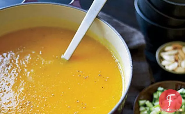 ग्रीक सलाद के साथ सॉटेड चिकन पायलार्ड