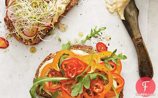 Hummus-वेज सैंडविच पर पूरे अनाज