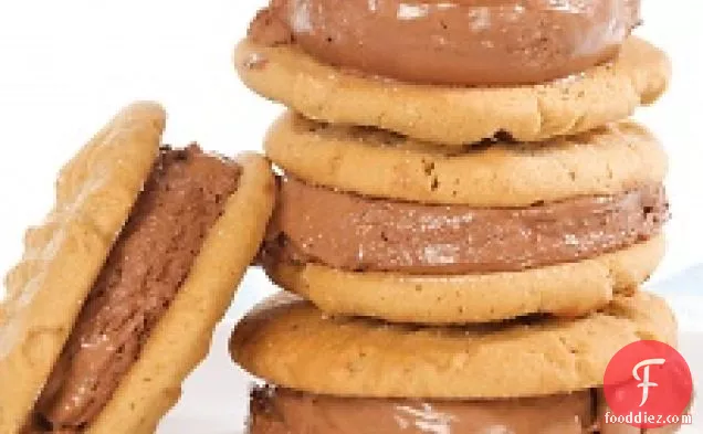 मूंगफली-मक्खन और चॉकलेट-आइसक्रीम सैंडविच कुकीज़