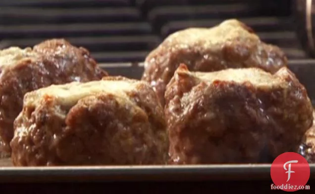 Gorgonzola भरा Meatballs, खाड़ी और प्याज मलाईदार टमाटर की ग्रेवी