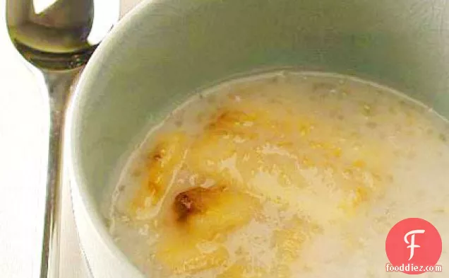 केले के साथ मीठा नारियल टैपिओका सूप (चे चुओई)