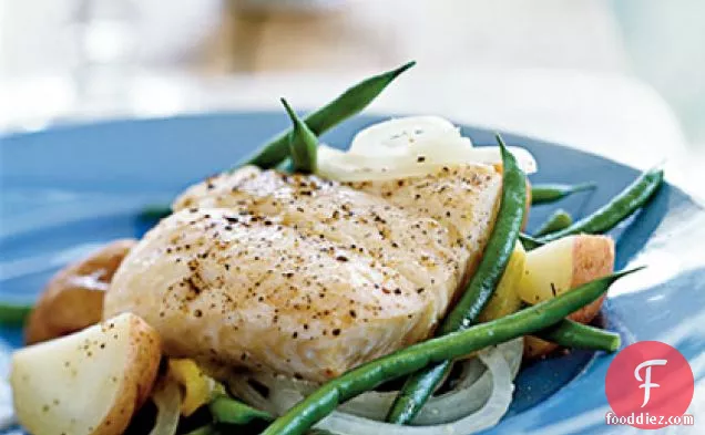 आलू, हरी बीन्स और मीठे प्याज के साथ हलिबूट एन पैपिलोट