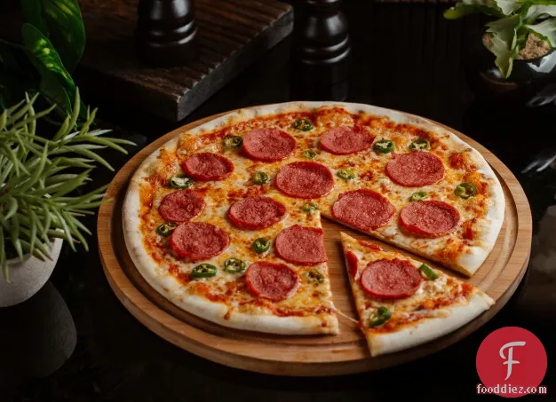 गर्म सॉसेज, ग्रील्ड मिर्च और प्याज और अजवायन की पत्ती के साथ ग्रील्ड पिज्जा