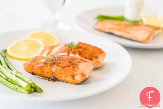 शेरी सिरका-शहद शीशे का आवरण के साथ ग्रील्ड सामन