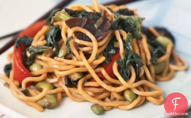 सब्जी Lo Mein साथ Edamame और सरसों का साग