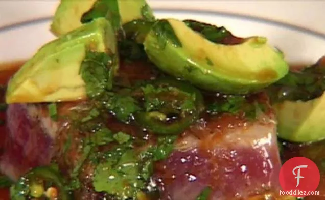 एवोकैडो, सोया, अदरक और चूने के साथ पैन-सियर टूना