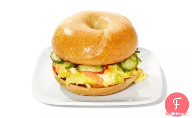 मसालेदार स्मोक्ड सामन Bagelwiches