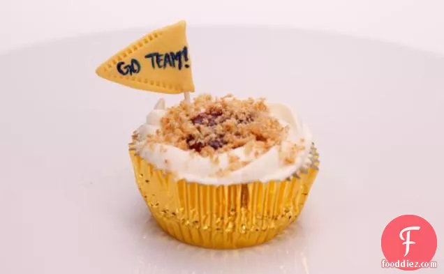 खट्टा क्रीम शीशे का आवरण, मिश्रित बेरी कॉम्पोट, ताजा व्हीप्ड क्रीम, ग्राहम क्रैकर क्रस्ट के साथ फैन पसंदीदा ट्रिपल बेरी चीज़केक कपकेक