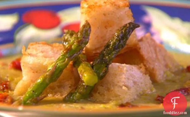 भुना हुआ Asparagus सूप के साथ धूप में सूखे टमाटर और एक प्रकार का पनीर Croutons के