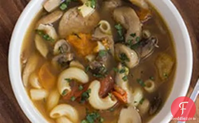 मिश्रित मशरूम और इतालवी सॉसेज सूप के साथ बैरिला लस मुक्त कोहनी