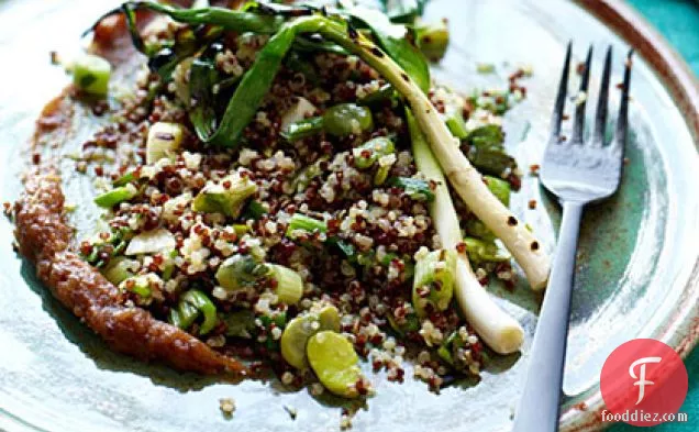 Quinoa सलाद के साथ ग्रील्ड Scallions, Favas और तिथियाँ
