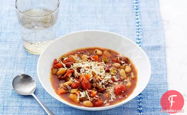 मांस और Cannellini सेम Minestrone