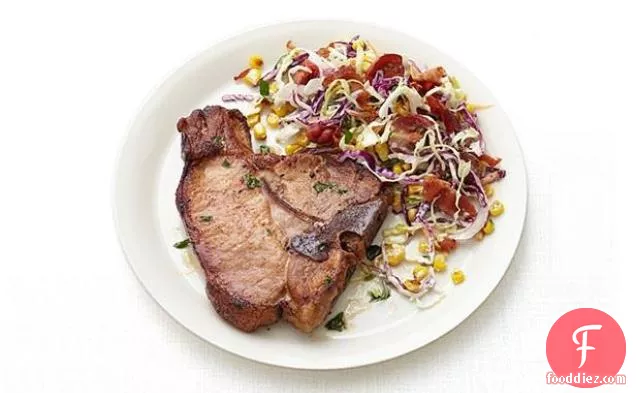 मकई के साथ पोर्क चॉप-बेकन स्लाव