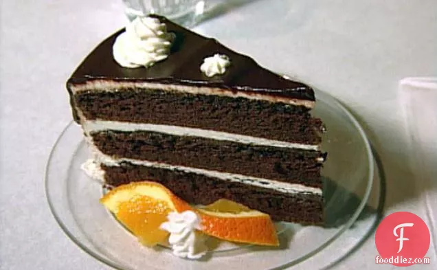 चॉकलेट ठगना केक के साथ वेनिला Buttercream Frosting और चॉकलेट Ganache के शीशे का आवरण