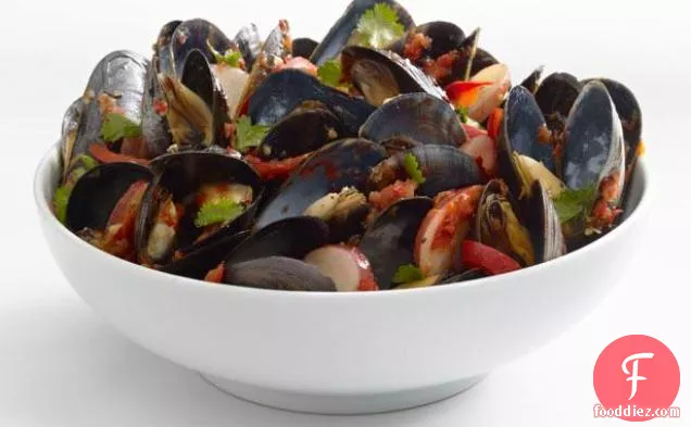 Mussels With Potatoes and Red Pepper