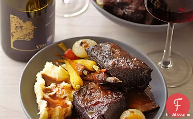 भुना हुआ बेबी गाजर और सिपोलिनी प्याज के साथ मसालेदार छोटी पसलियां