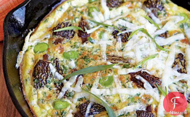 Frittata के साथ Morels, Fava सेम, और पेकोरिनो रोमानो पनीर