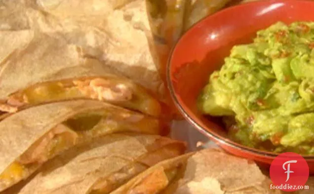 धूप में सुखाए गए टमाटर के साथ सैल्मन क्साडिलस