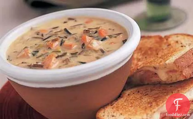 स्मोक्ड टर्की के साथ मलाईदार जंगली-चावल का सूप