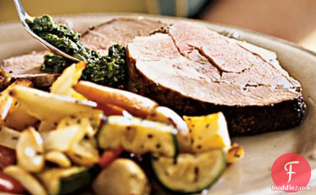 नारंगी चिमिचुर्री के साथ मसालेदार भेड़ का बच्चा