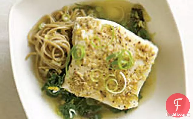 नींबू - अदरक लीक और पालक के साथ पका हुआ हलिबूट