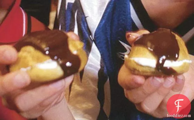Cream Puffs With Chocolate Sauce